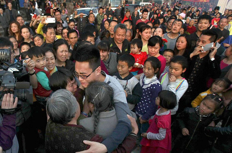 滁州4岁男孩被拐 26年后母子终团聚感动全村 